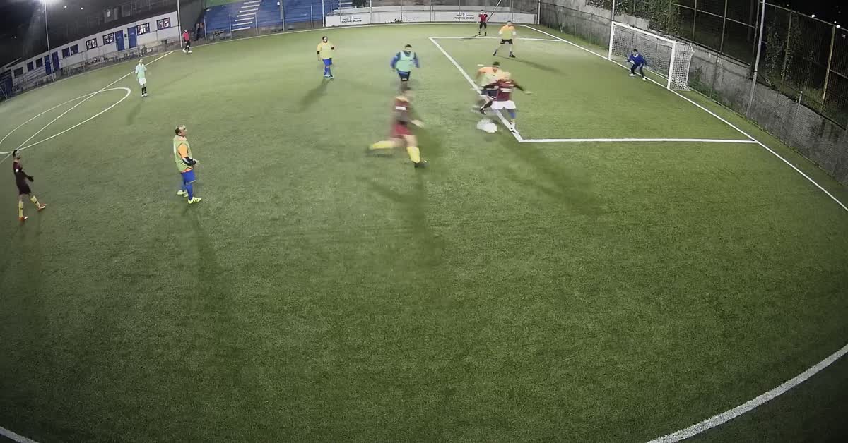 Buca il pallone all"incrocio
