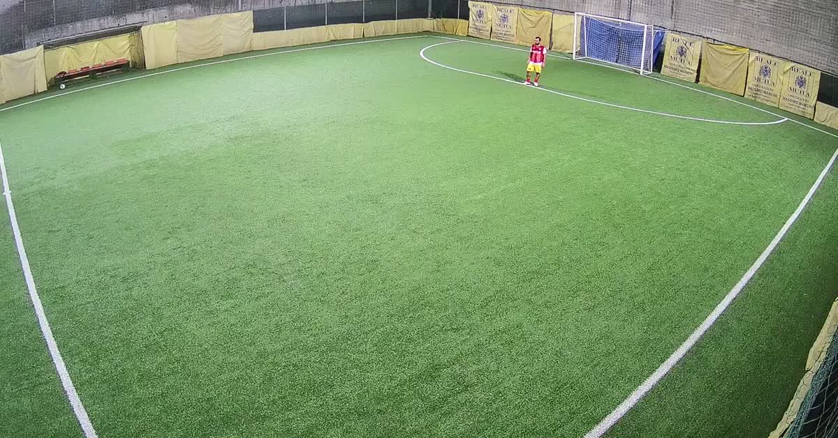 Salta il portiere e segna 
