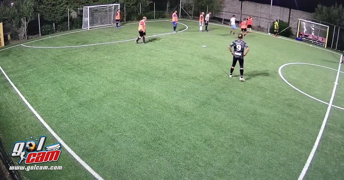 Scarta il portiere e segna