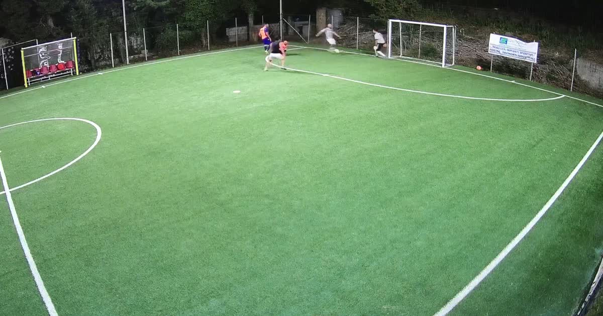 Tacco spalle alla porta