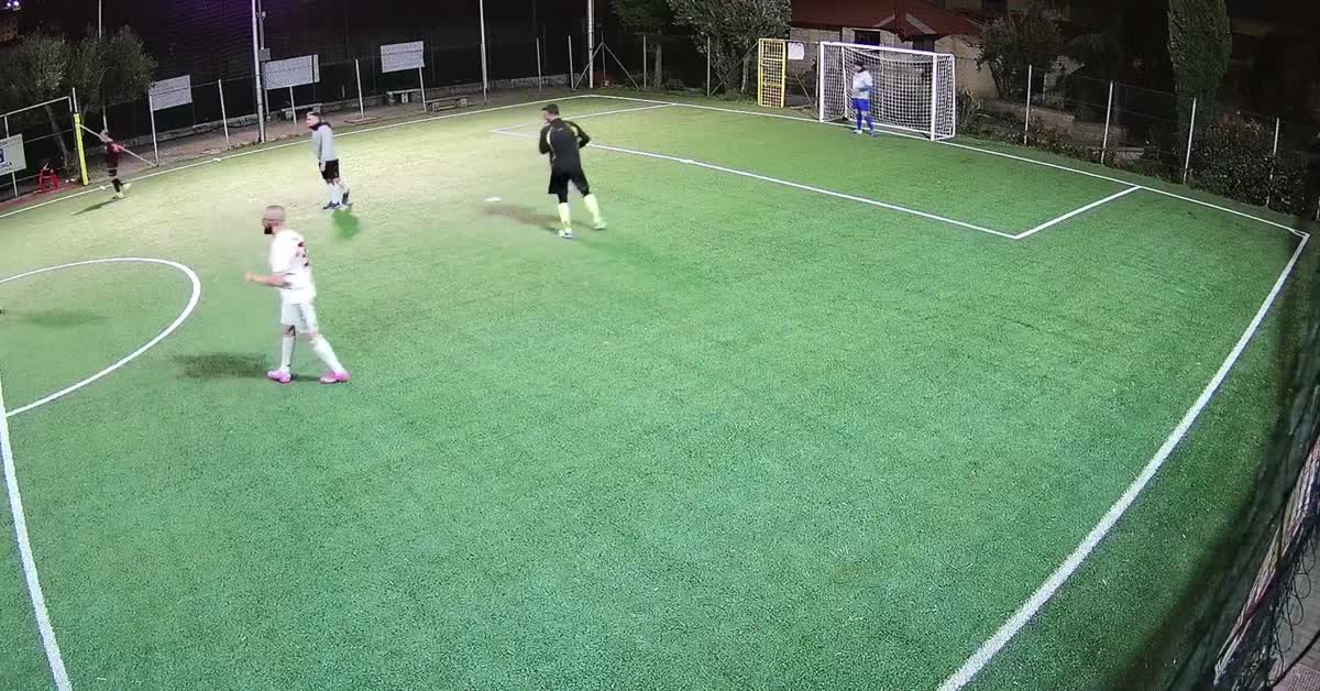 Manca di poco la porta!