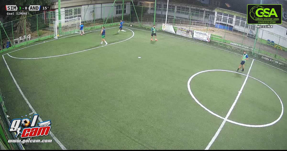 Stop e gol sotto le gambe