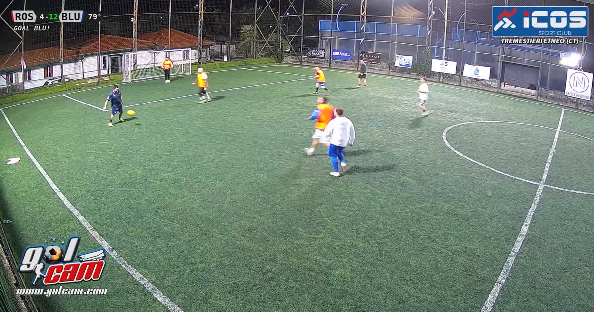Gol a giro da dentro area