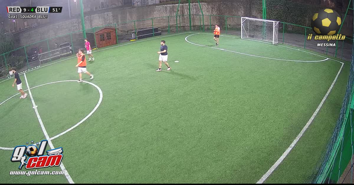 Il portiere tutto a sinistra