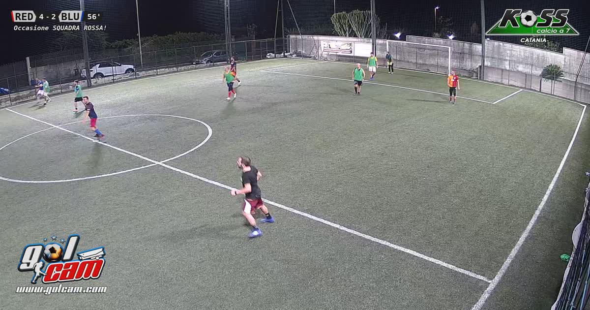 Dribbling e sinistro sul palo!