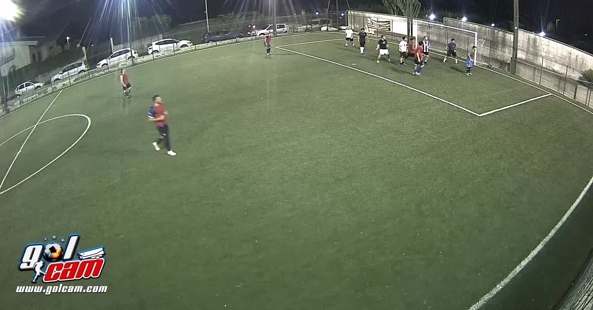 Tiro teso rasoterra, goal! 
