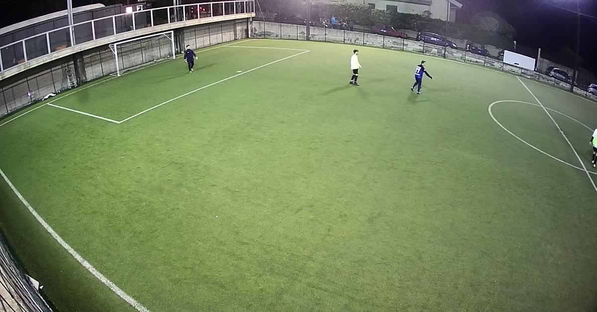 Salta il portiere e goal