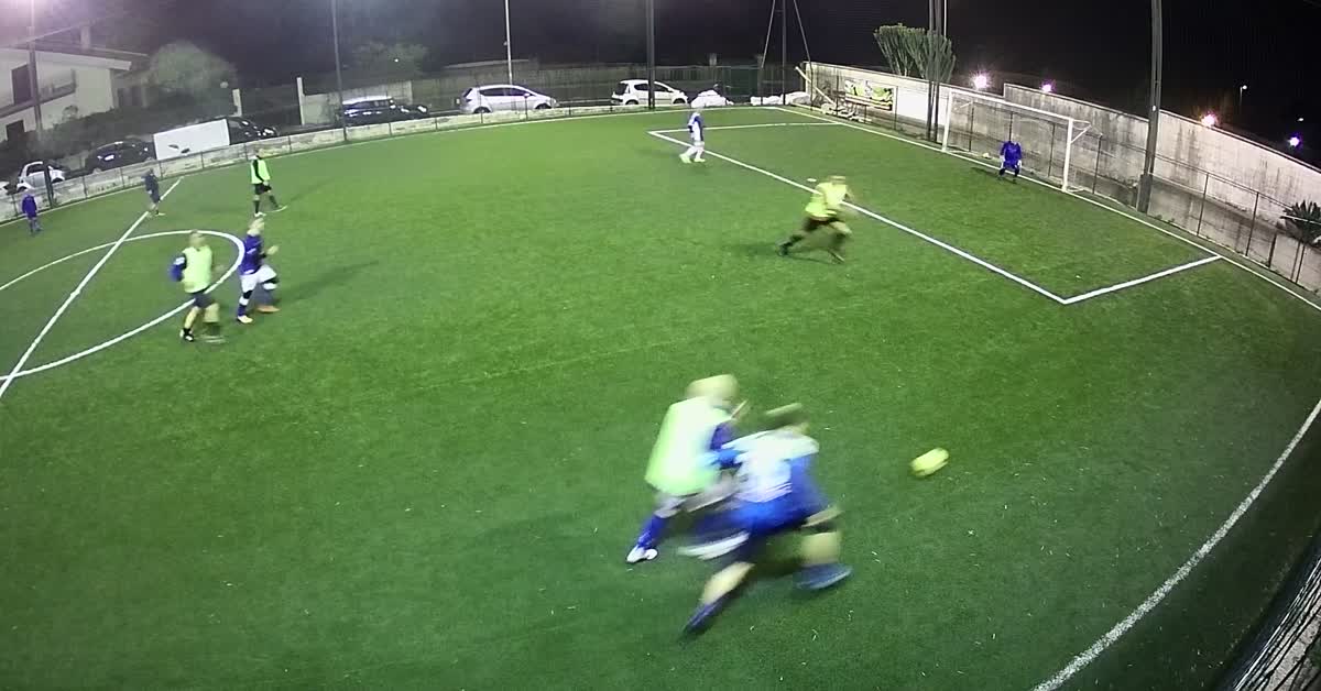 Tiro di punta, goal! 