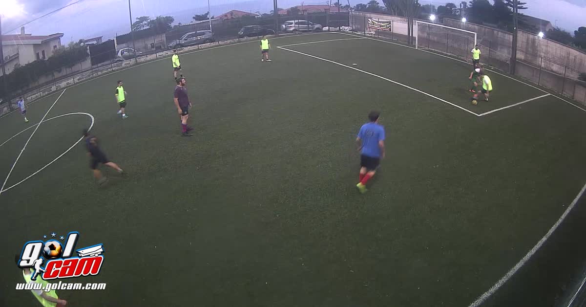 Dribbling e gol dalla difesa