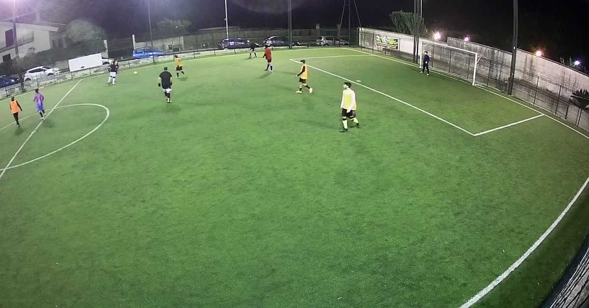Dribbling e gol da fuori 
