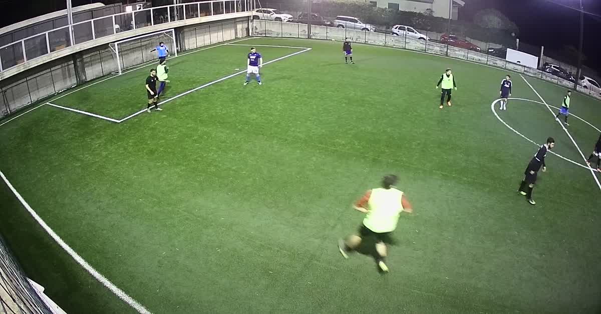 Tiro da fuori area, goal! 