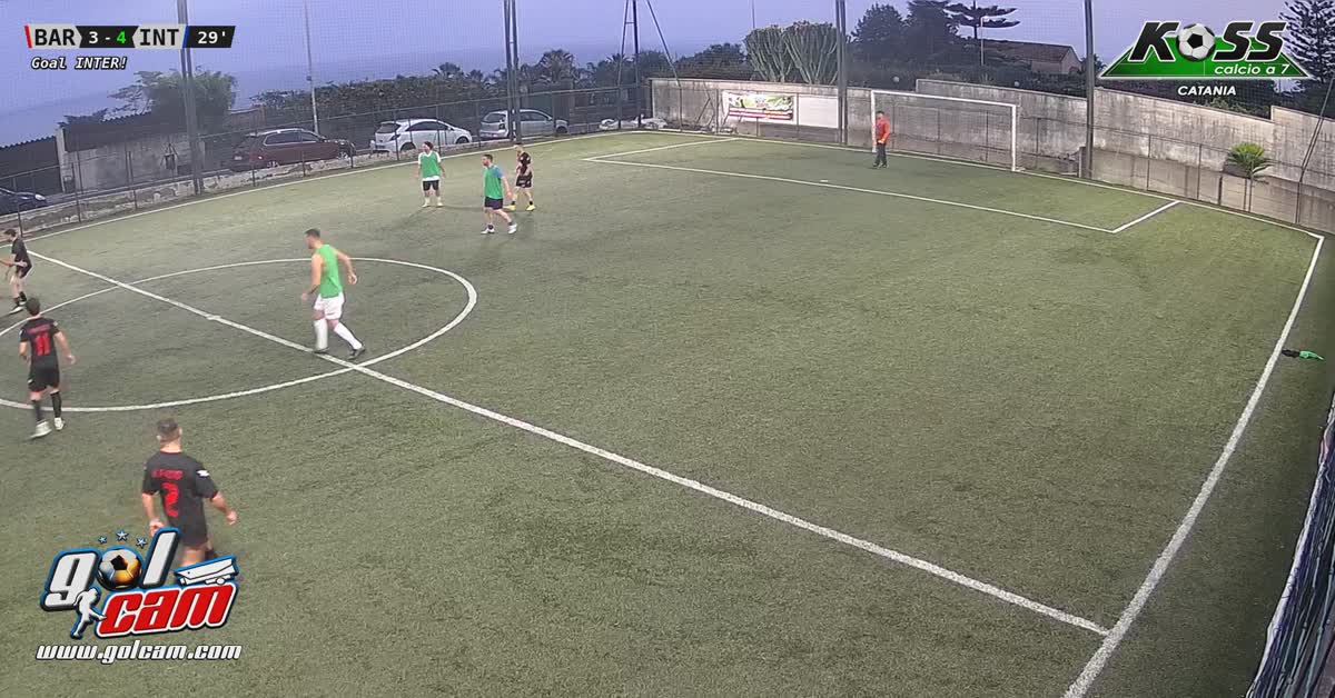 In mezzo  braccia del portiere