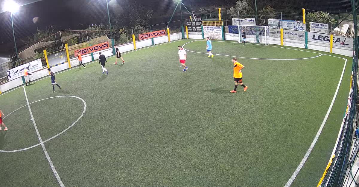 Due uomini saltati e gol