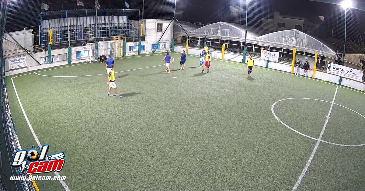 Staffilata ,buca il portiere