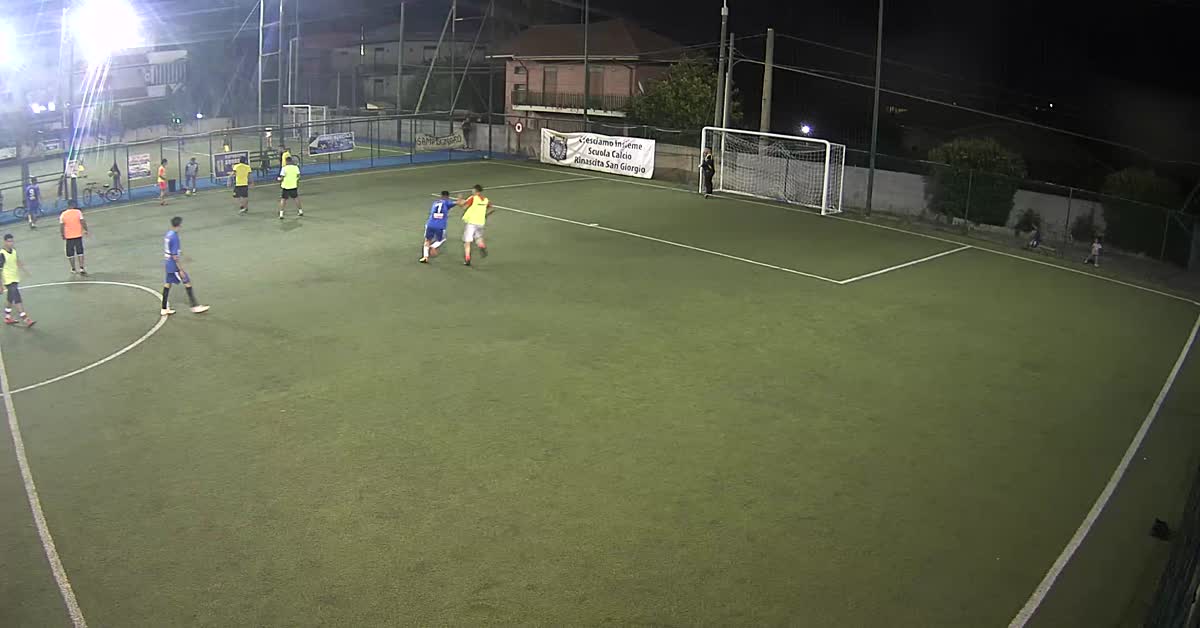 Ruba il pallone e segna
