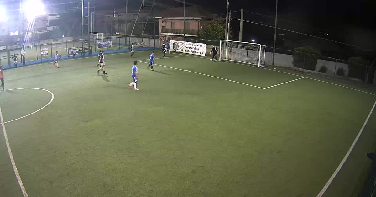 Lasciato solo e segna