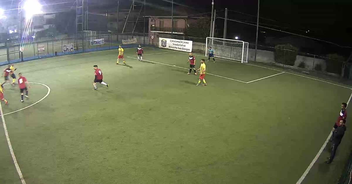 Lasciato solo e segna...