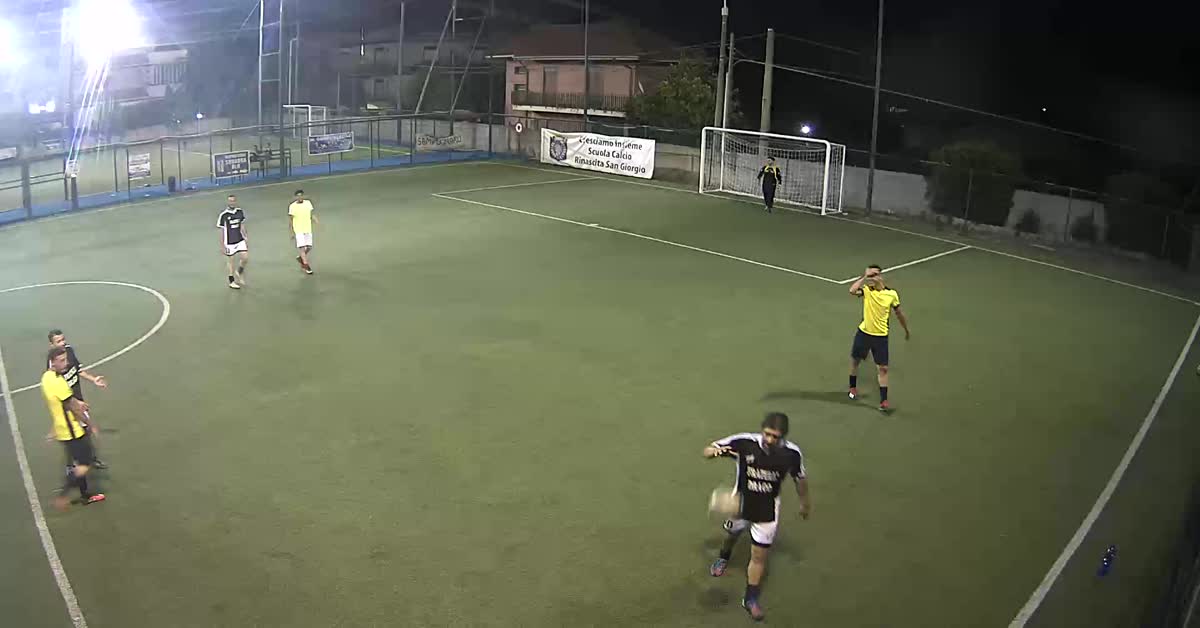 Si gira e segna