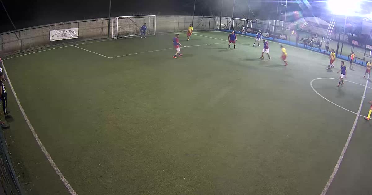 Recupera e spiazza il portiere