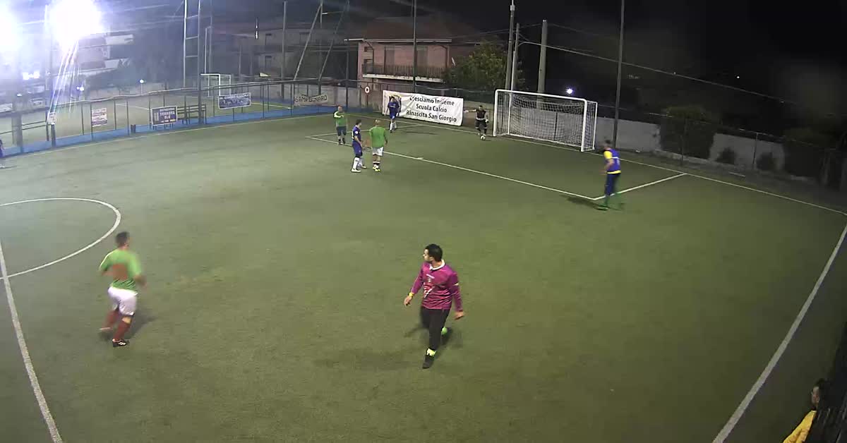 Anticipa e manda al gol