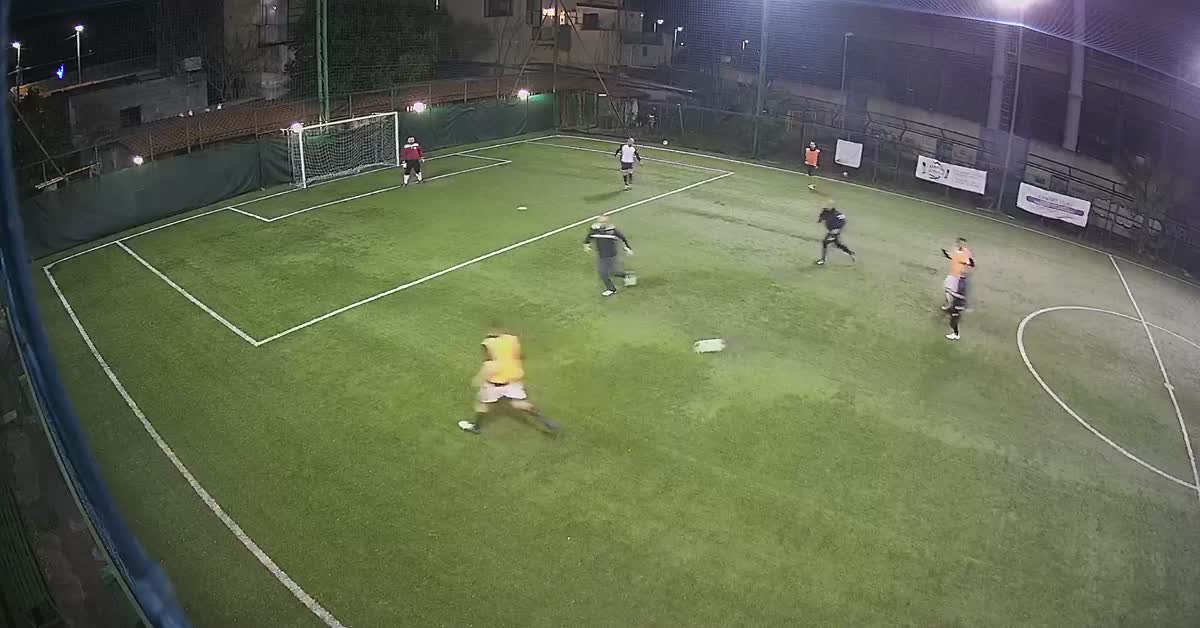 Guardo il portiere e poi gol