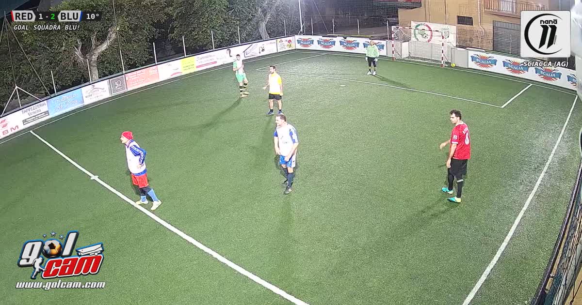 Tacco con tunnel al portiere