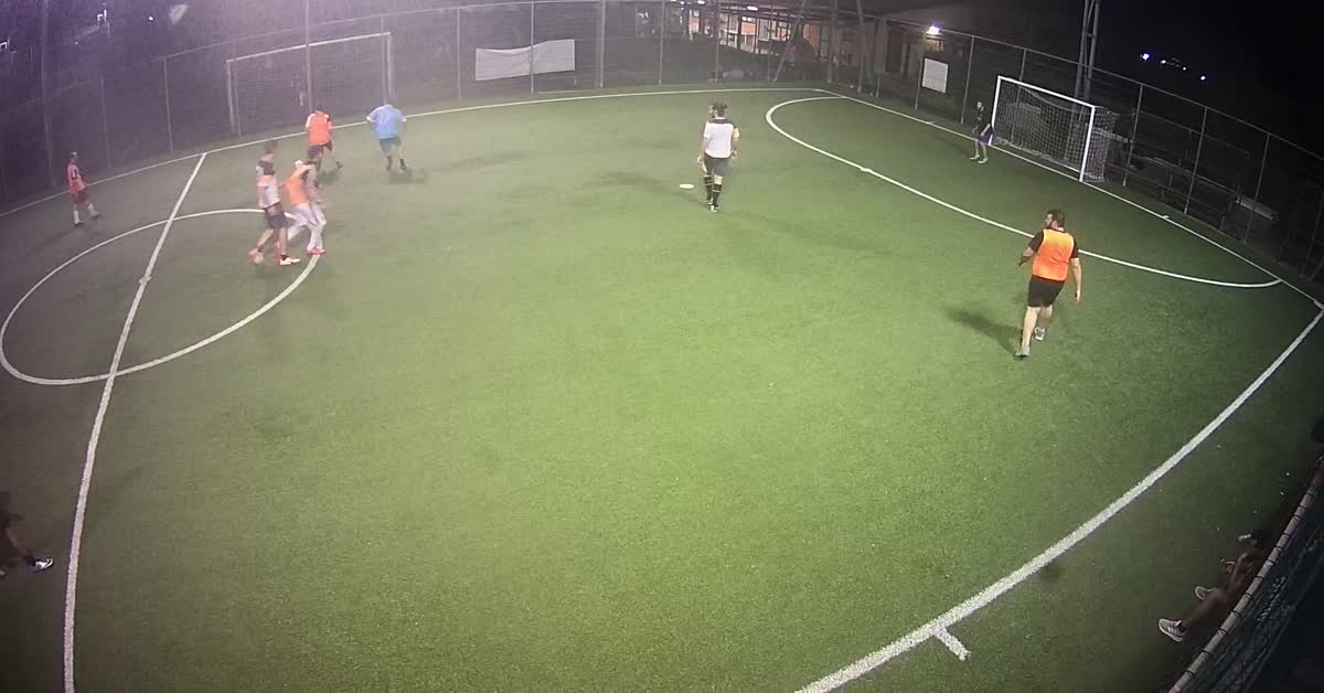 Tiro da centro campo e gol